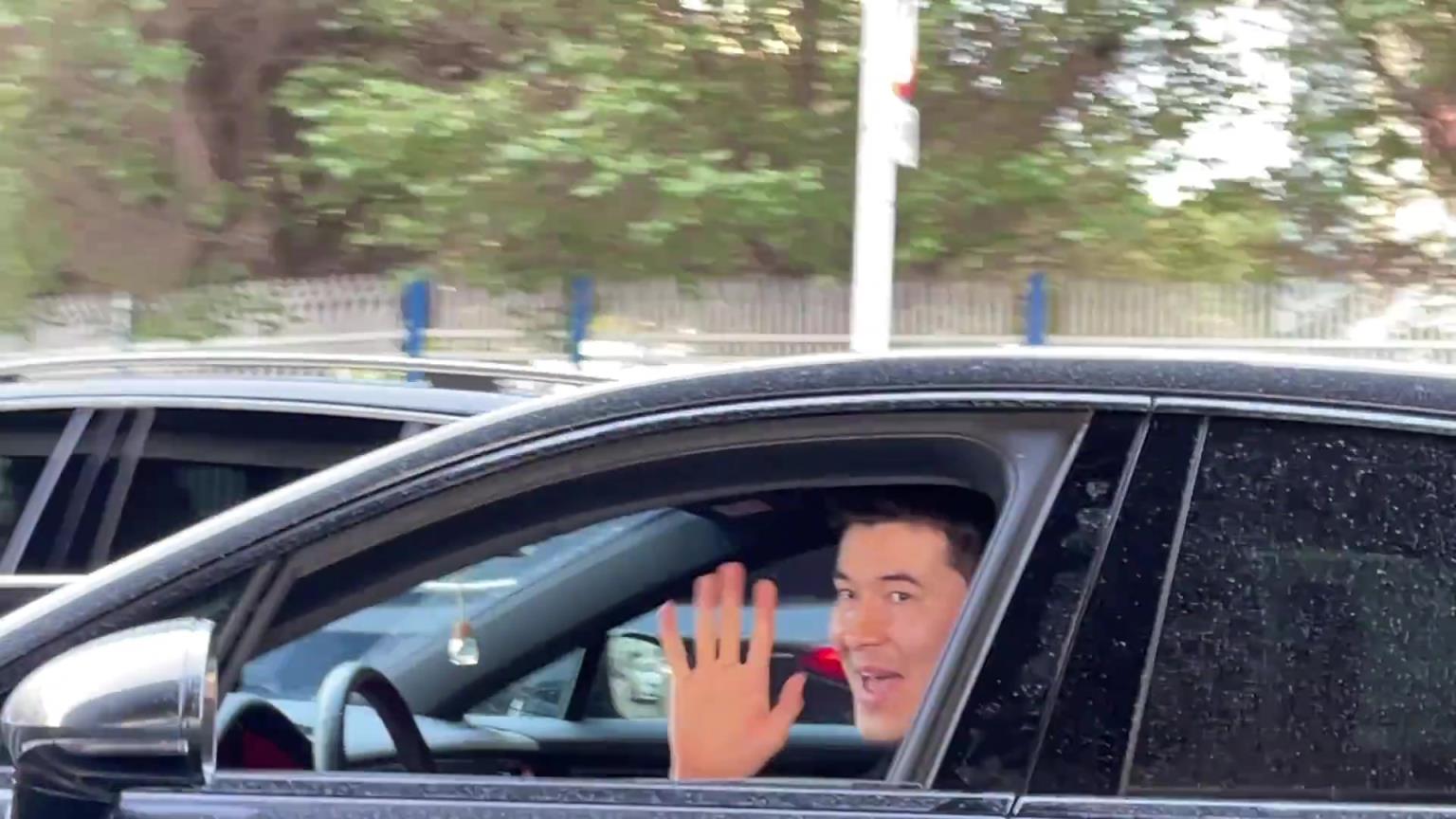 球迷偶遇新疆球星阿不都開車 評論區驚現趙睿：是我的帕拉梅拉！