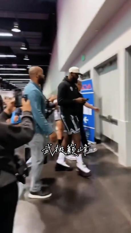 超巨的影响力！詹姆斯看完女儿比赛离场引起大批球迷尖叫