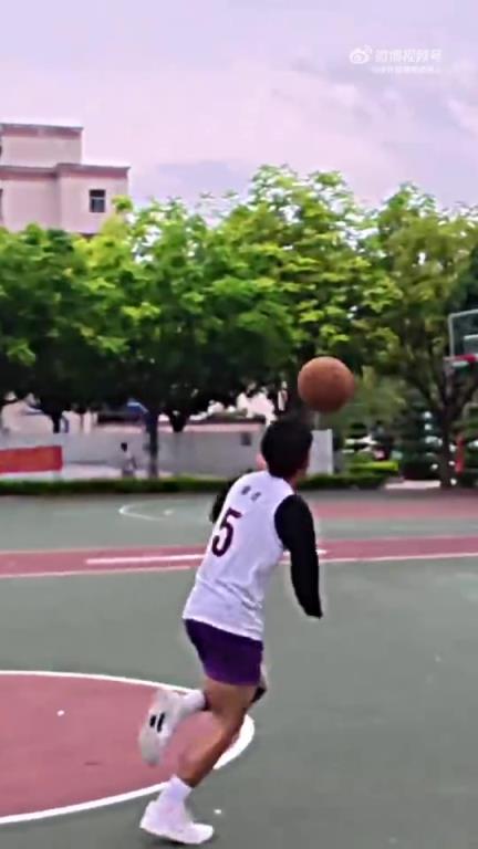真正的熱愛可以戰勝一切！中國獨臂少年的打球視頻在外網火了~