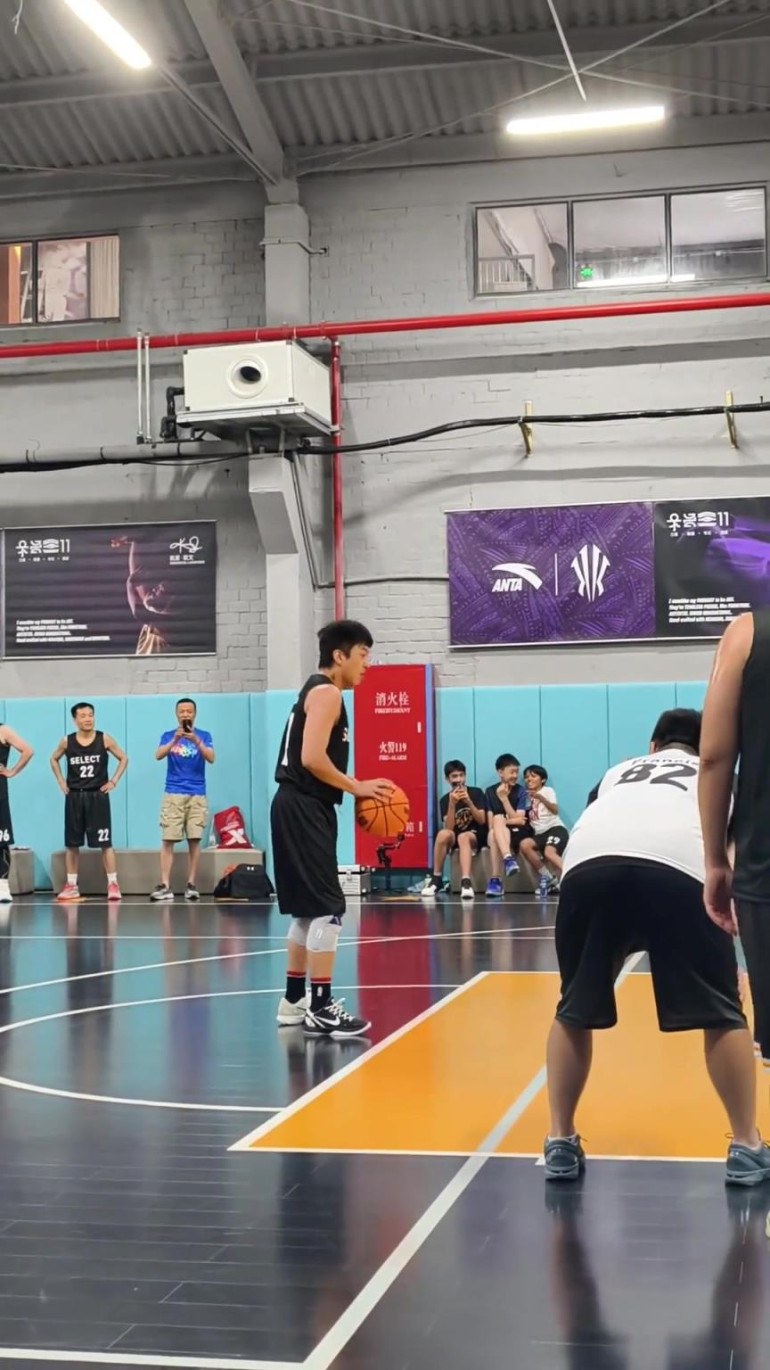 明星邓超打野球 看超哥这罚球姿势不得不说有点东西啊