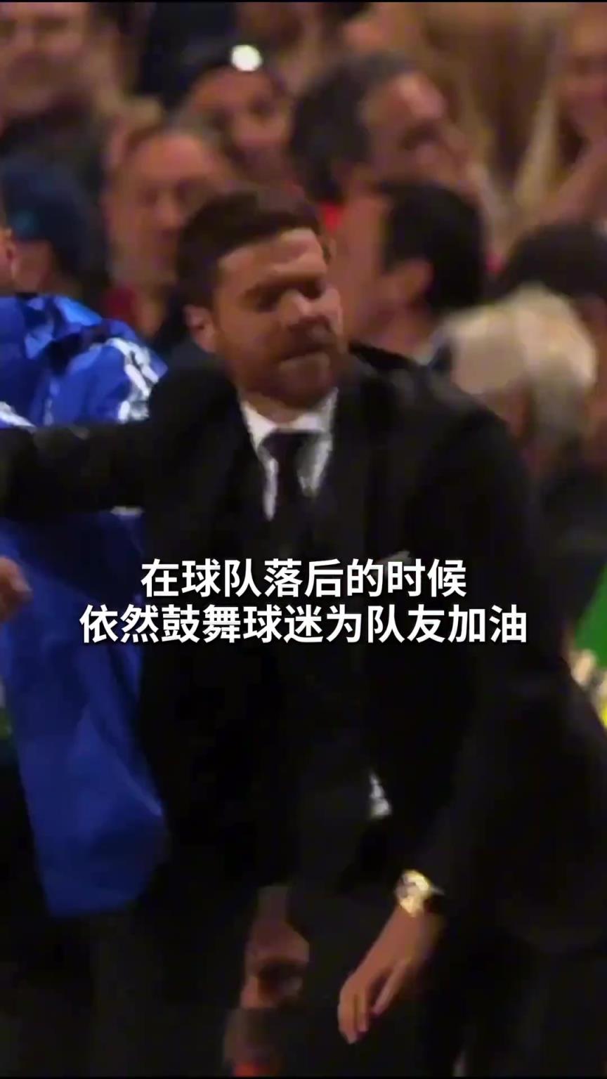 14年歐冠決賽阿隆索只能在看臺觀賽，球隊落后時也會鼓舞球迷~