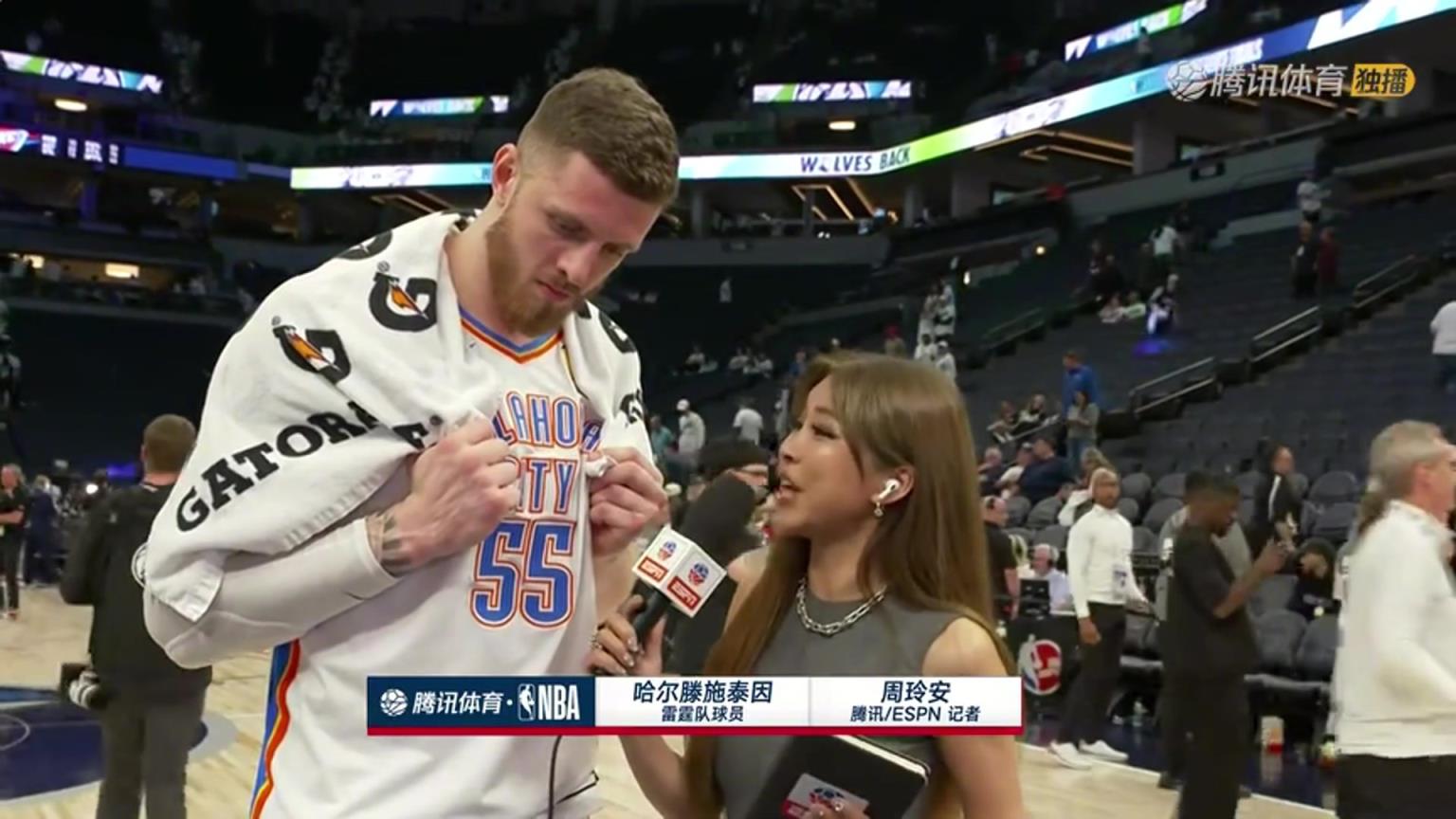 周玲安對哈滕:我們請到了你的老朋友周琦!哈滕隨后笑著和周琦打招呼