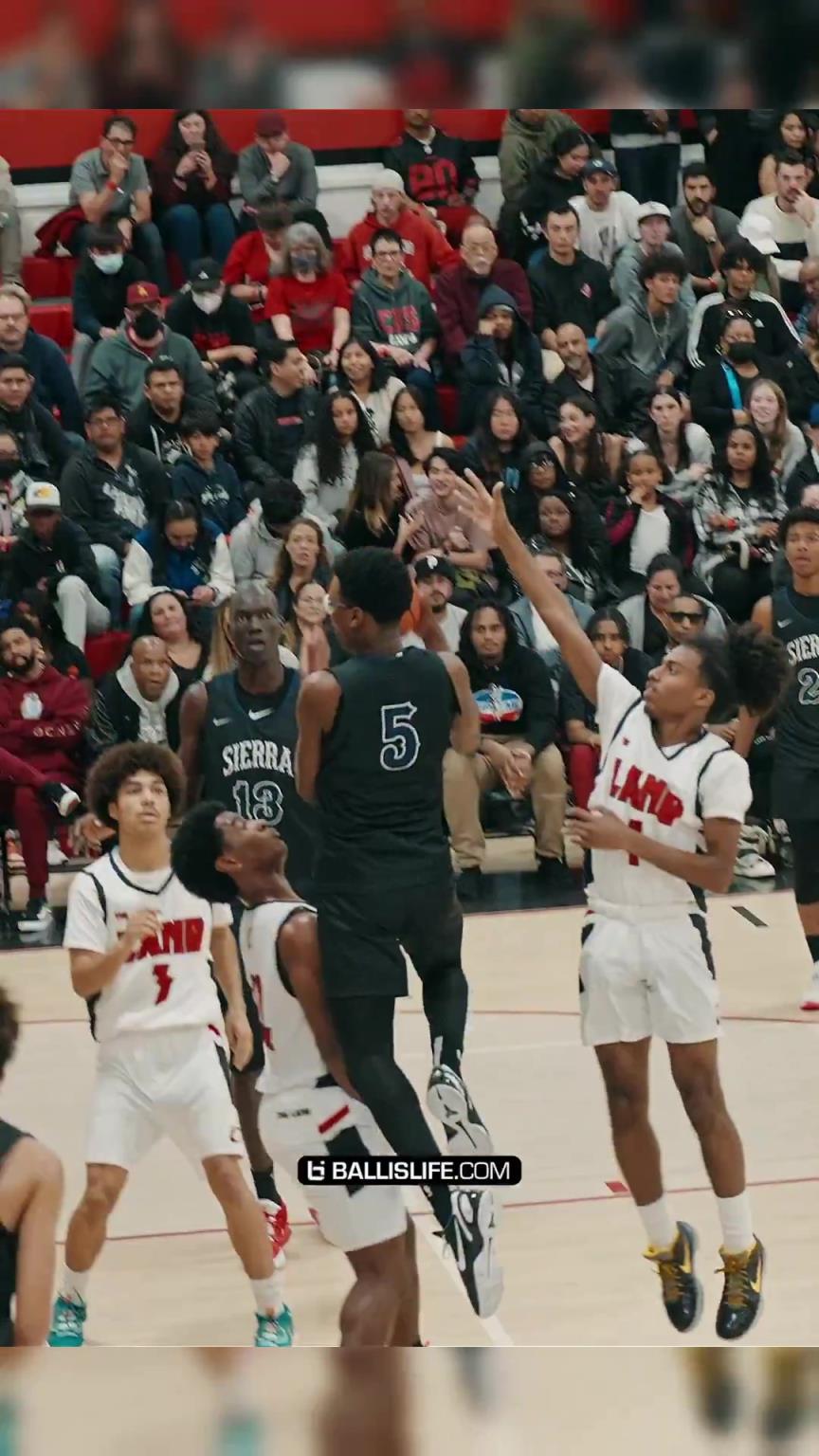 布萊斯這彈跳有點兇哦,差點就從對手頭上飛過去了