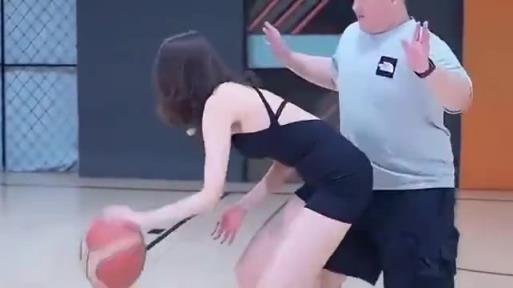 不懂就问：面对女孩子的背打，你该如何防守？？