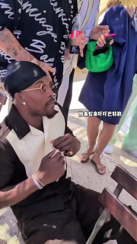 硬汉形象崩塌！魔术师变出一条蛇 巴特勒惊声尖叫瘫坐在地