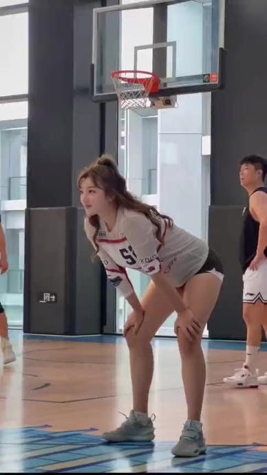 美女小姐姐这块头这球技，一般小伙子还真不是对手