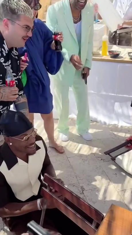 被好友魔術師撲克牌藏蛇，硬漢巴特勒也有被嚇倒地的時候！