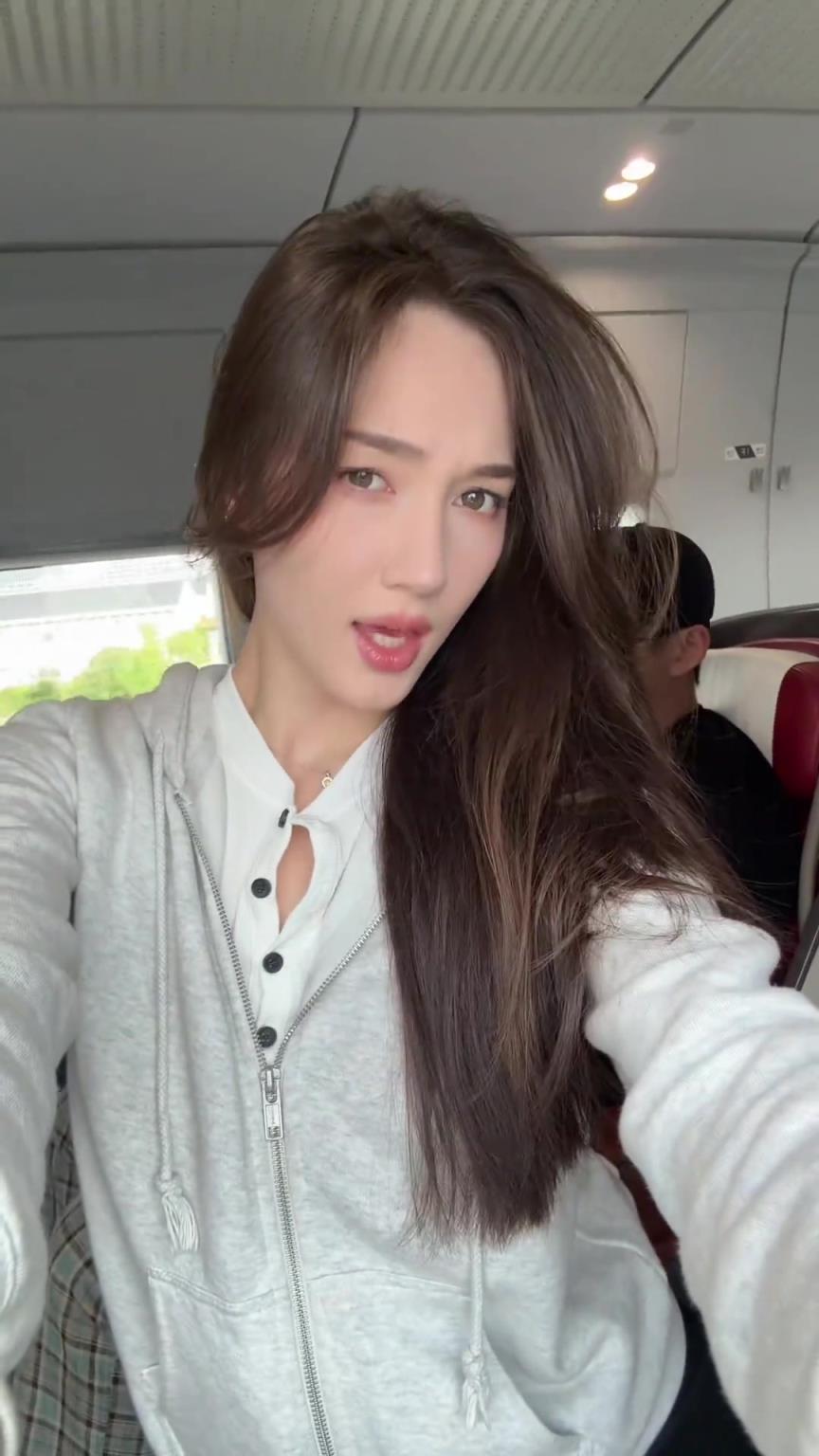 杨政突然魔性舞蹈 女友孟雅芳：他突然咋了？