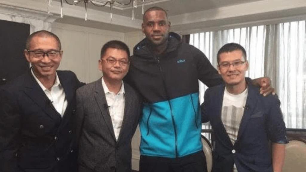 楊毅：老詹架子最大！蘇群回應(yīng)：可能有商業(yè)活動推遲 KD也遲到