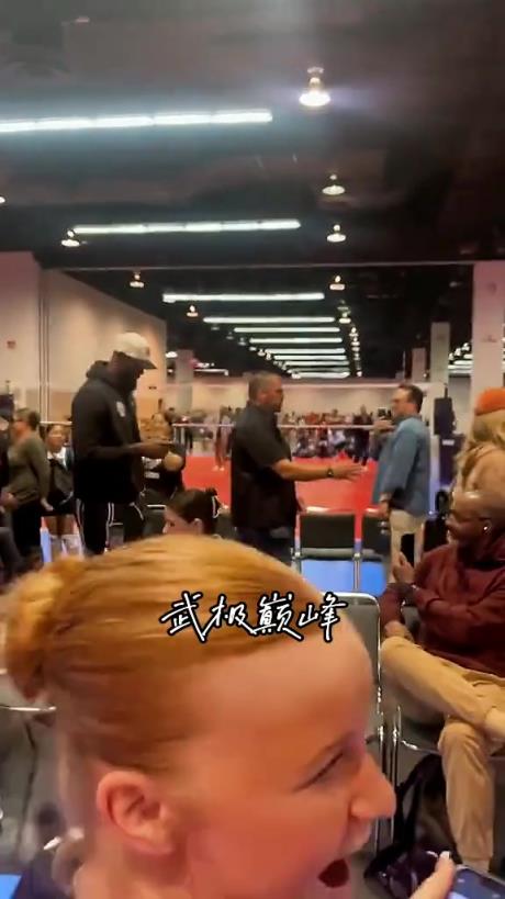 這影響力太大了～當(dāng)詹姆斯離開(kāi)時(shí)孩子們瘋狂追星！