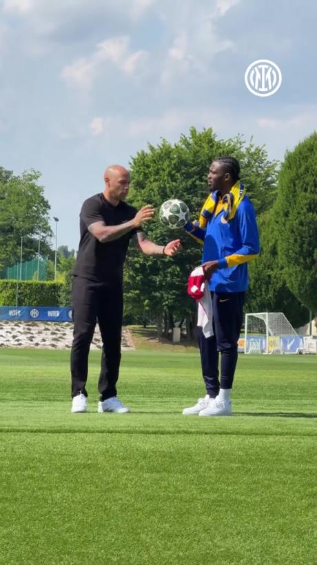 大帝親臨指導,亨利探班國米訓練與小圖拉姆攀談