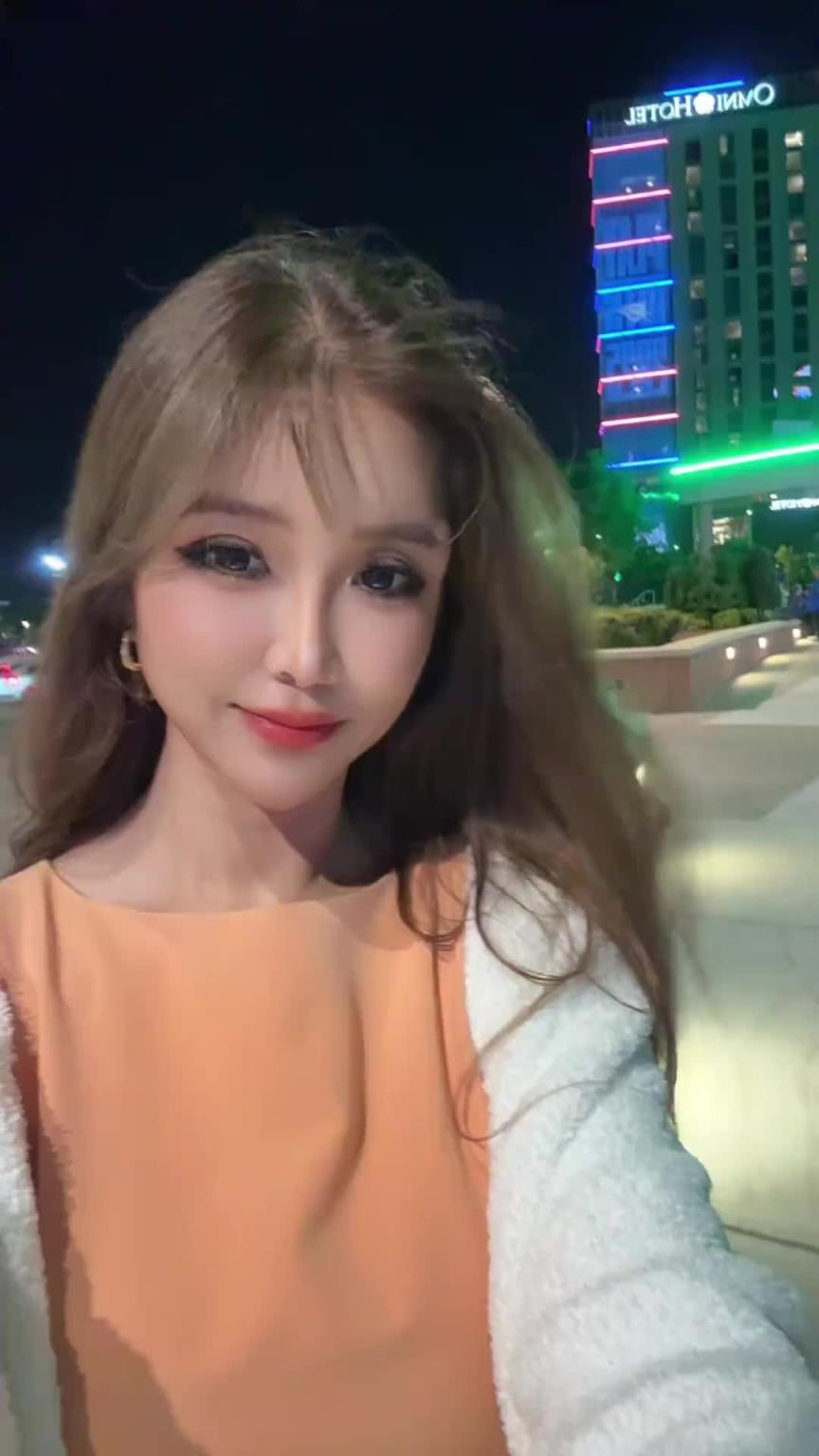 周玲安：俄城就這么幾個高樓，都打上了雷霆配色慶祝