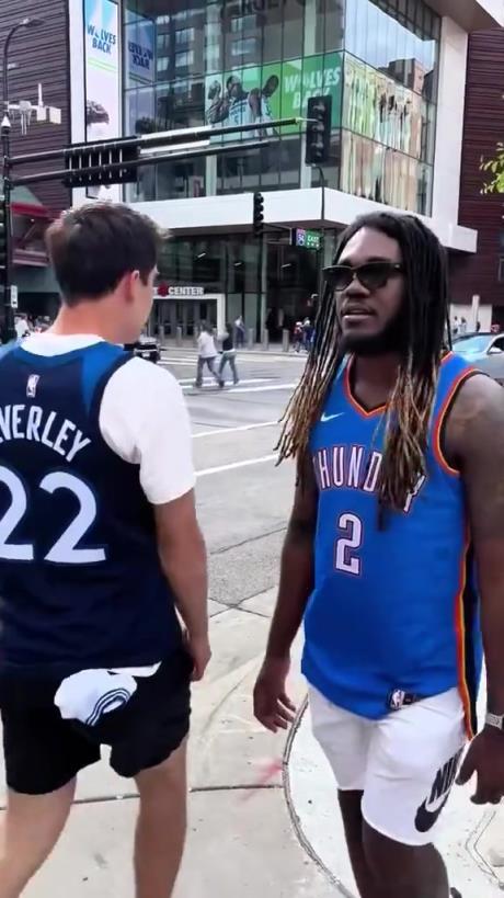 越來越離譜了!美國球迷惡搞亞歷山大“造空氣犯規”