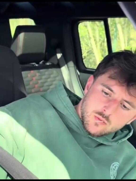 這開的是什么車·？此前給粉絲簽名的芒特！