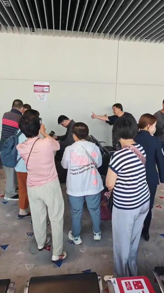 姚明现身澳门机场 路人抓住一切机会赶紧偷偷合照