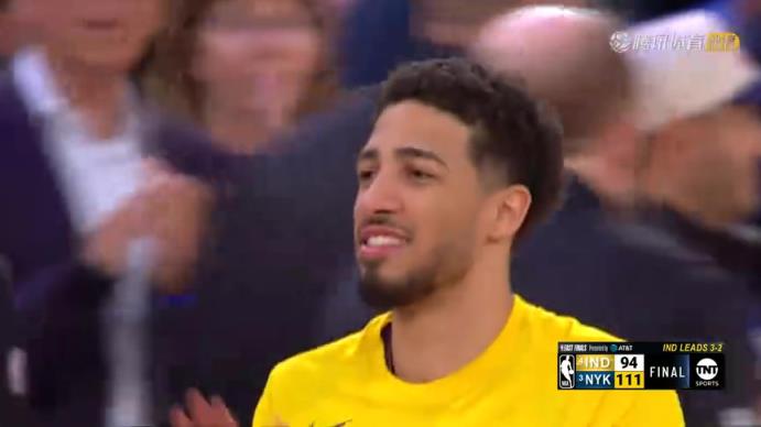 故意放水回主場頒獎？輸球后，哈利伯頓面帶微笑離場！