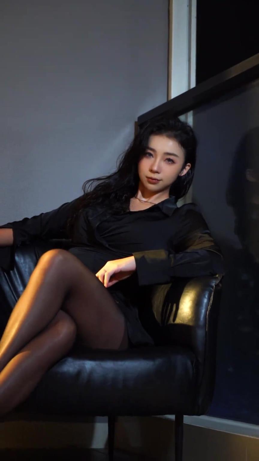 張曼源黑絲大大大長腿：周末快樂呀~
