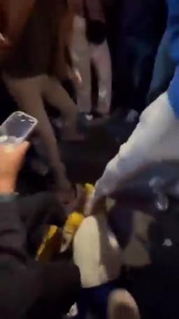 太殘暴了！賽后尼克斯球迷狂踩“哈利伯頓娃娃”慶祝