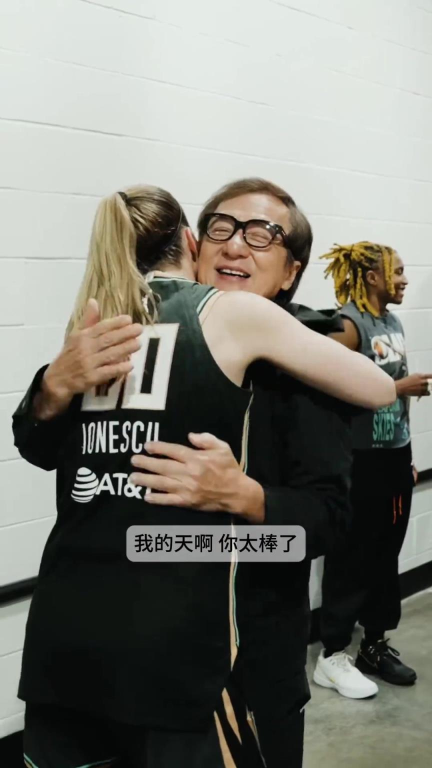 傳奇!約內(nèi)斯庫曬和成龍大哥擁抱:必須得去見見本尊~