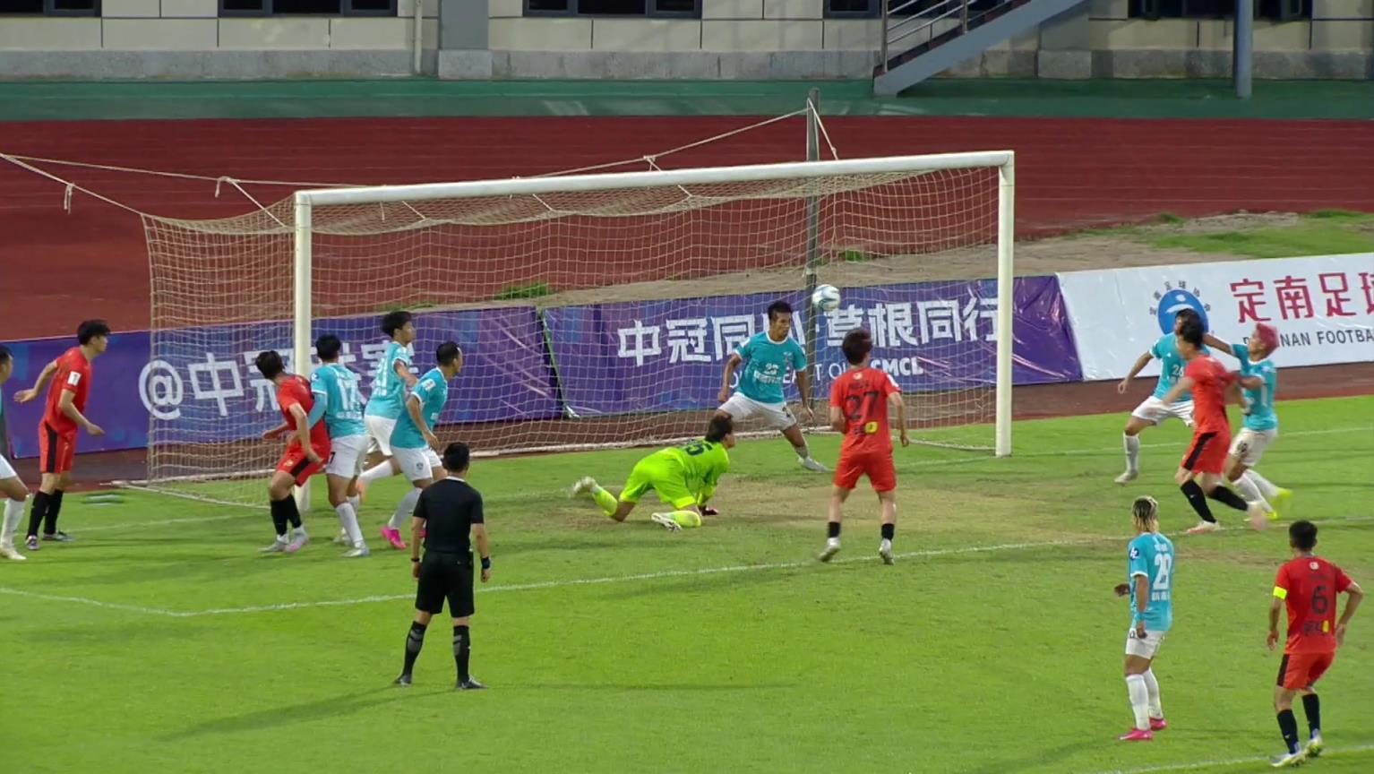 離大譜！中冠門將7分鐘兩次黃油手葬送比賽，解說都懵了！