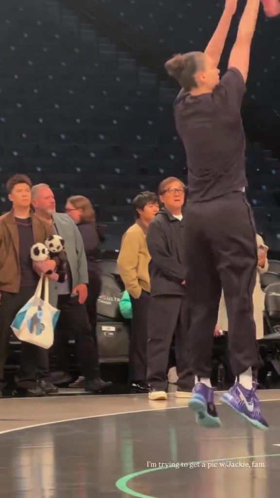 71歲成龍現身巴克萊中心看女籃比賽：她們投籃怎么那么準?。。?></div>
<p>71歲成龍現身巴克萊中心看女籃比賽：她們投籃怎么那么準?。。?/p>
</a>
</li>
<li>
<a href=