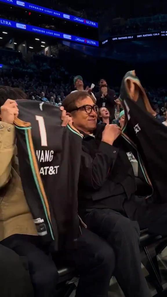 成龍現身籃網主場巴克萊中心,毫無疑問全場最大咖!