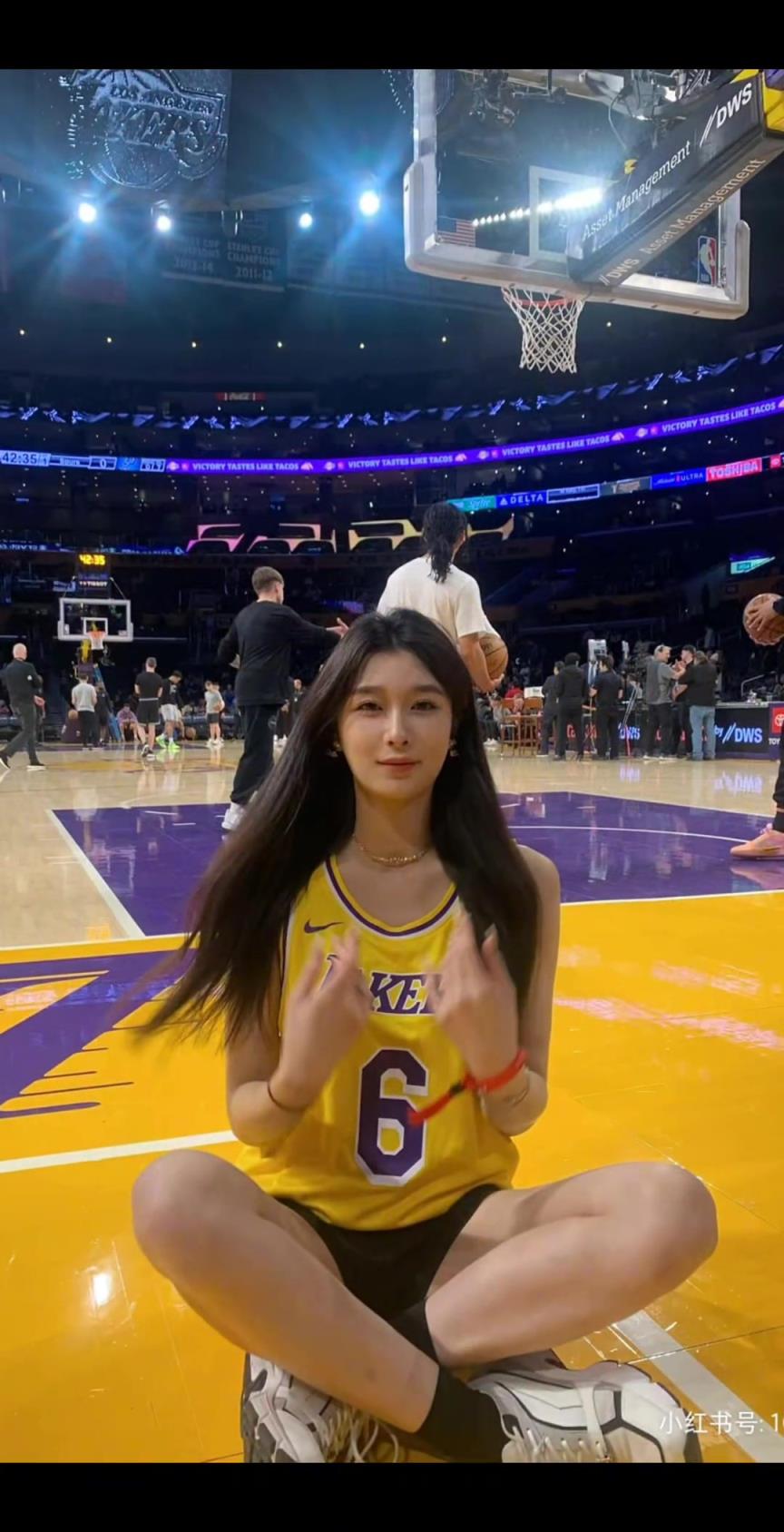 老詹的美女球迷可真多啊！一个个颜值都拉满了啊
