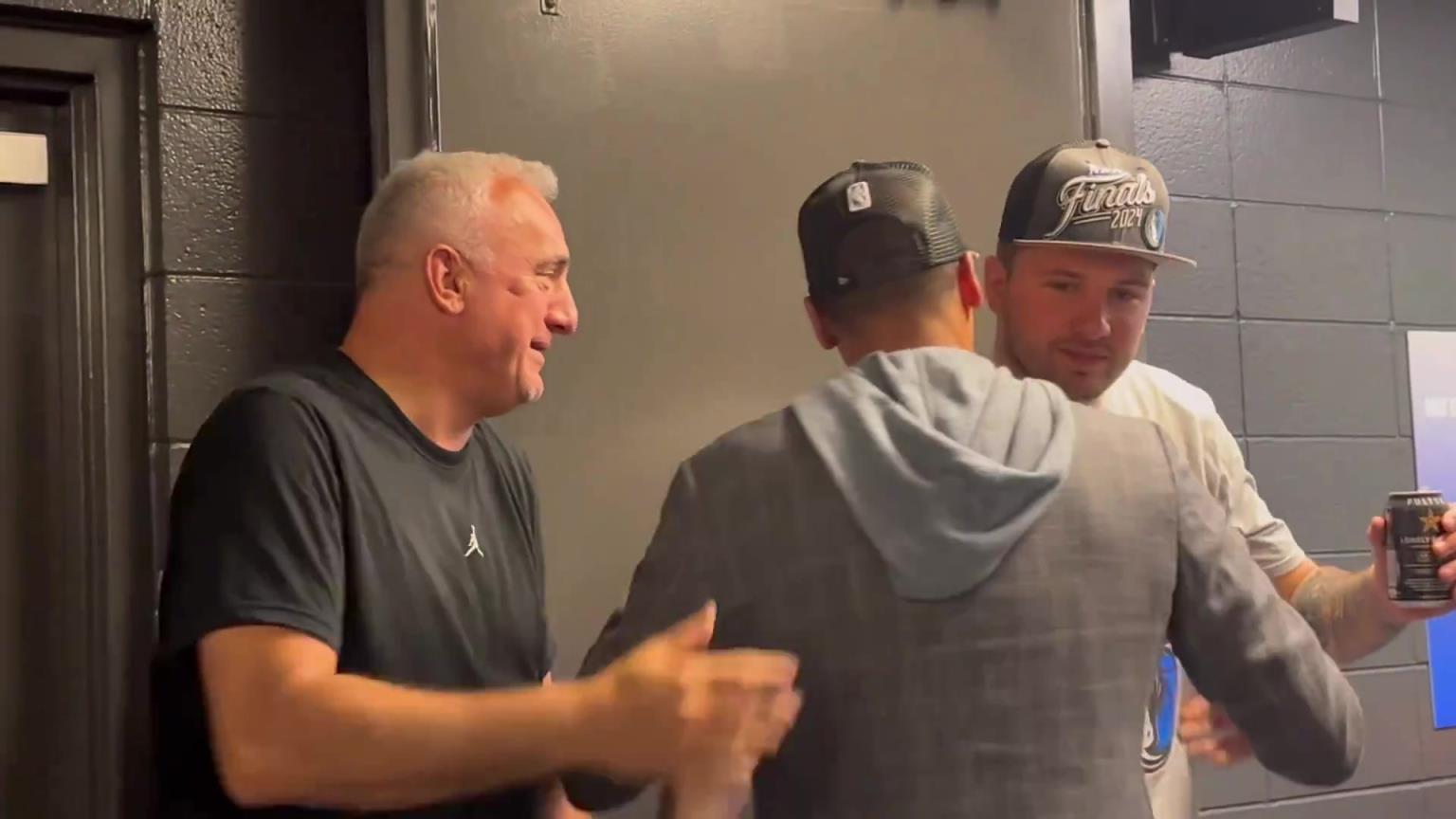 去年的今天,東契奇率隊殺入總決賽,賽后喝啤酒被芬利沒收