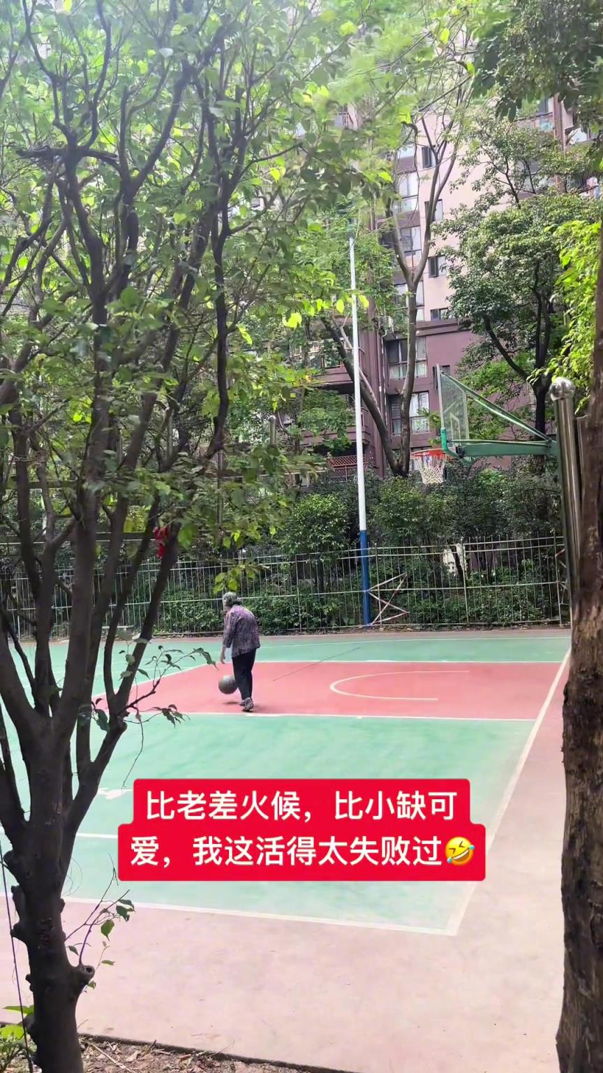 這阿婆單手一投一個準,姜還是老的辣