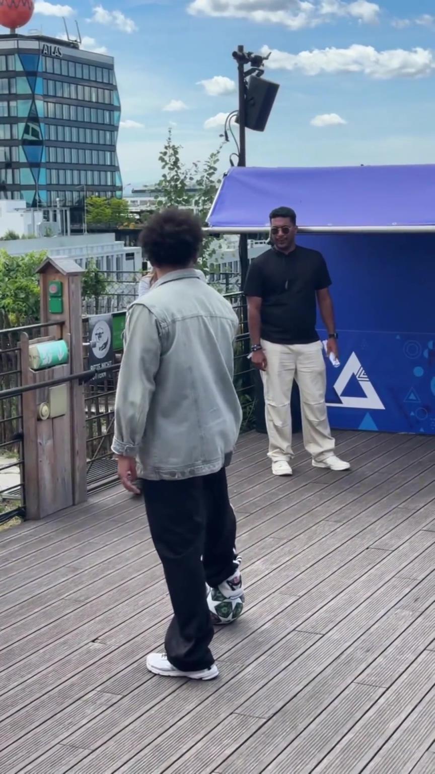马塞洛究竟怎么停球的这可是在硬地板上啊，比草地难度大多了