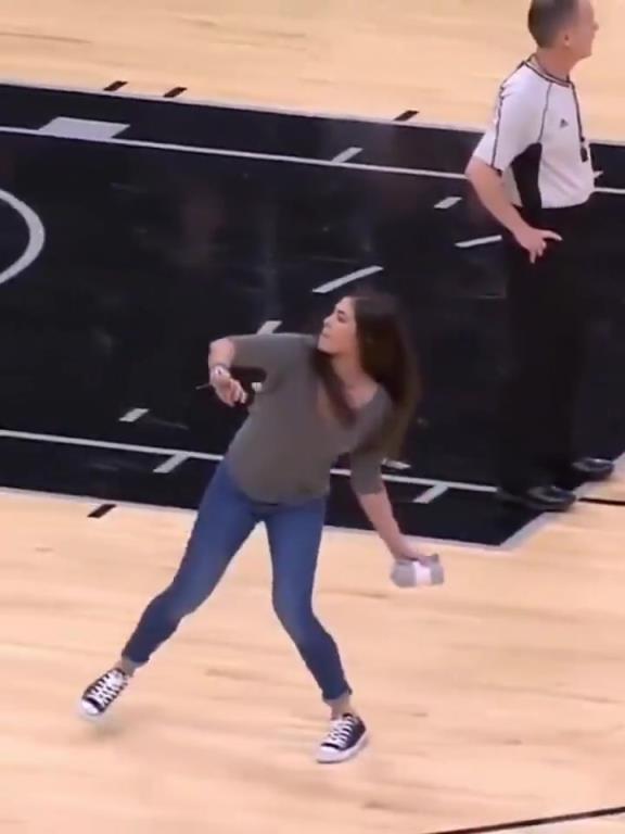 不愧是美國女籃主力,普拉姆的力量太嚇人了