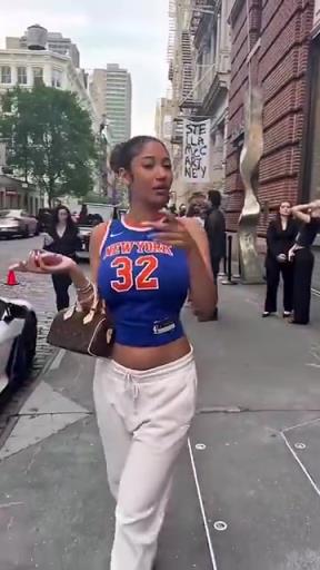 街頭身穿唐斯球衣的女球迷,這32號有點過于顯眼了哈!