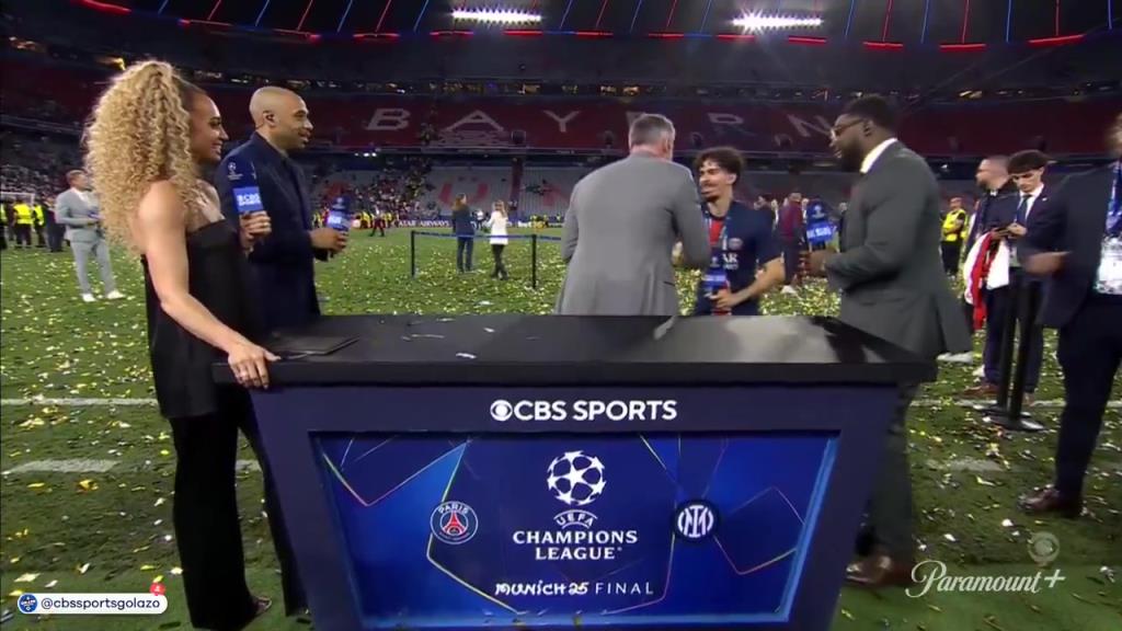 偶像亨利啊！維蒂尼亞跑到歐冠主持臺貼貼亨利，在耳邊低語