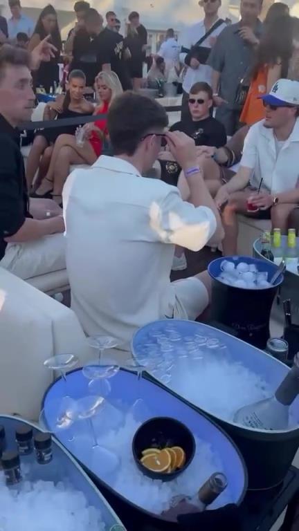 分得清哥哥还是弟弟嘛贝林厄姆兄弟在度假，对面坐着漂亮妹妹