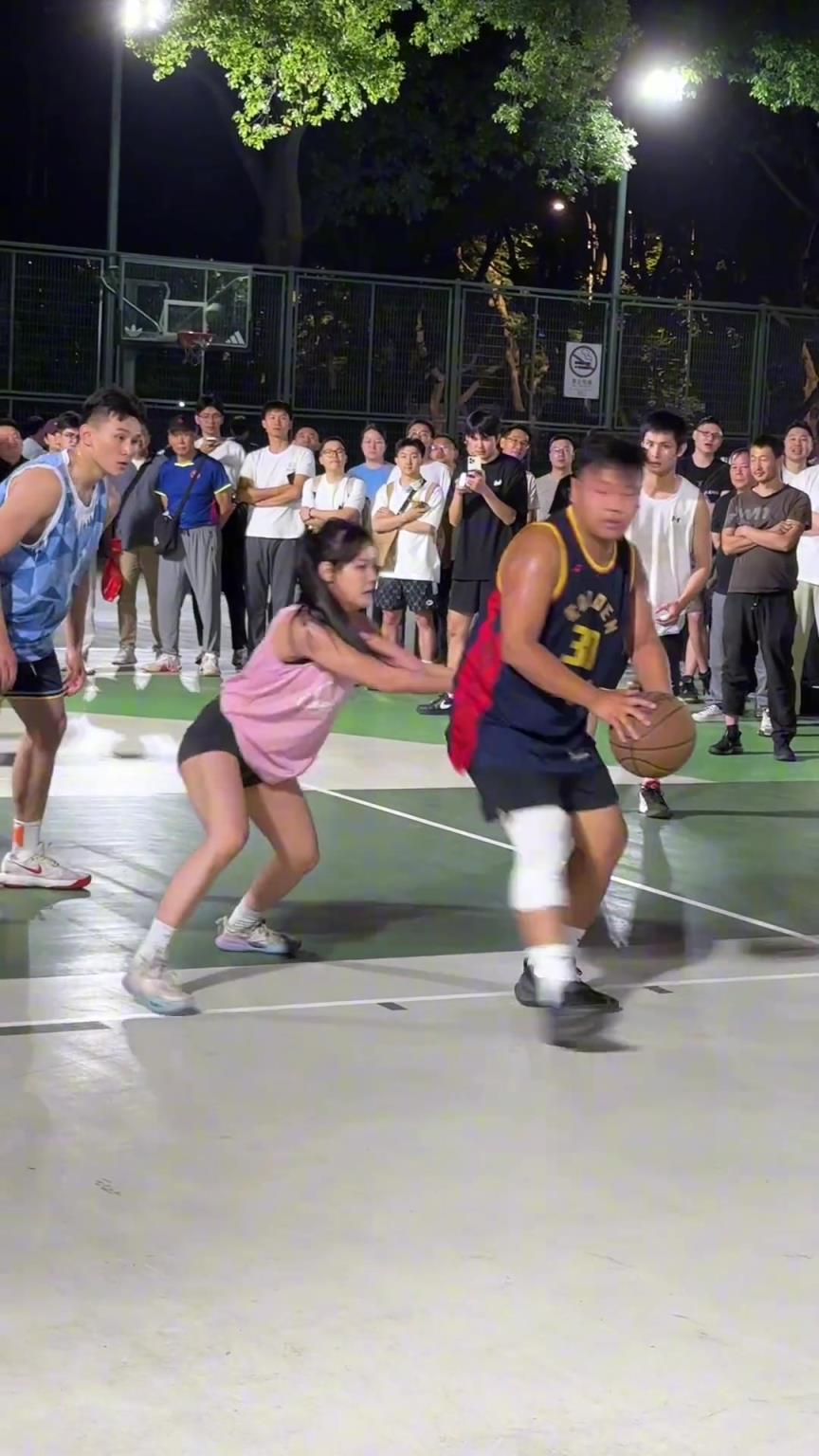 這哥們看見防自己的是女生，一個勁背打，球也不傳了