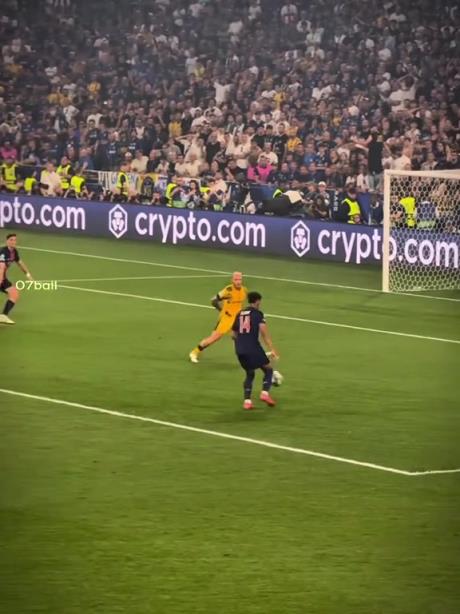 球迷吐槽：離球門如此之近，迪馬爾科居然還給這么大射門空間