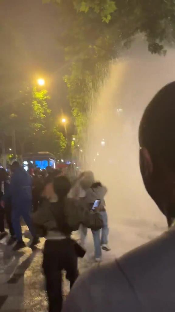 哪來的大水！巴黎狂熱球迷這是干爆了路邊消防栓嘛