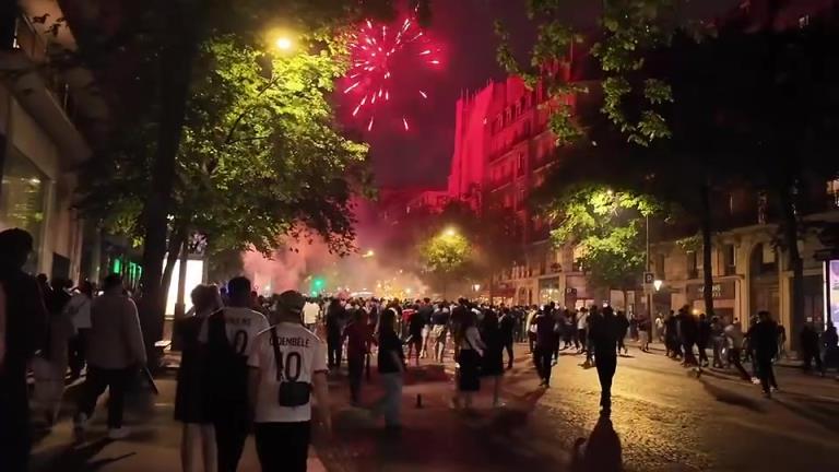 網(wǎng)友去巴黎旅行剛好碰上奪冠,整個(gè)國家陷入狂歡!