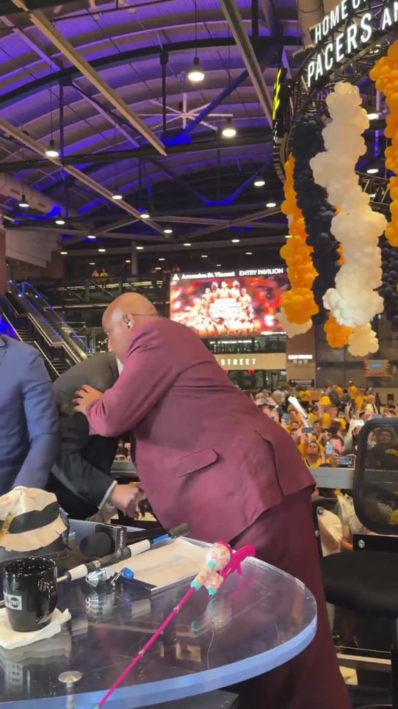 時(shí)代落幕!TNT結(jié)束36年NBA轉(zhuǎn)播 四人天團(tuán)擁抱散場(chǎng)