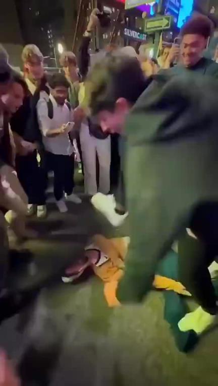败人品行为尼克斯此前大胜步行者，赛后哈利娃娃遭尼球迷群殴