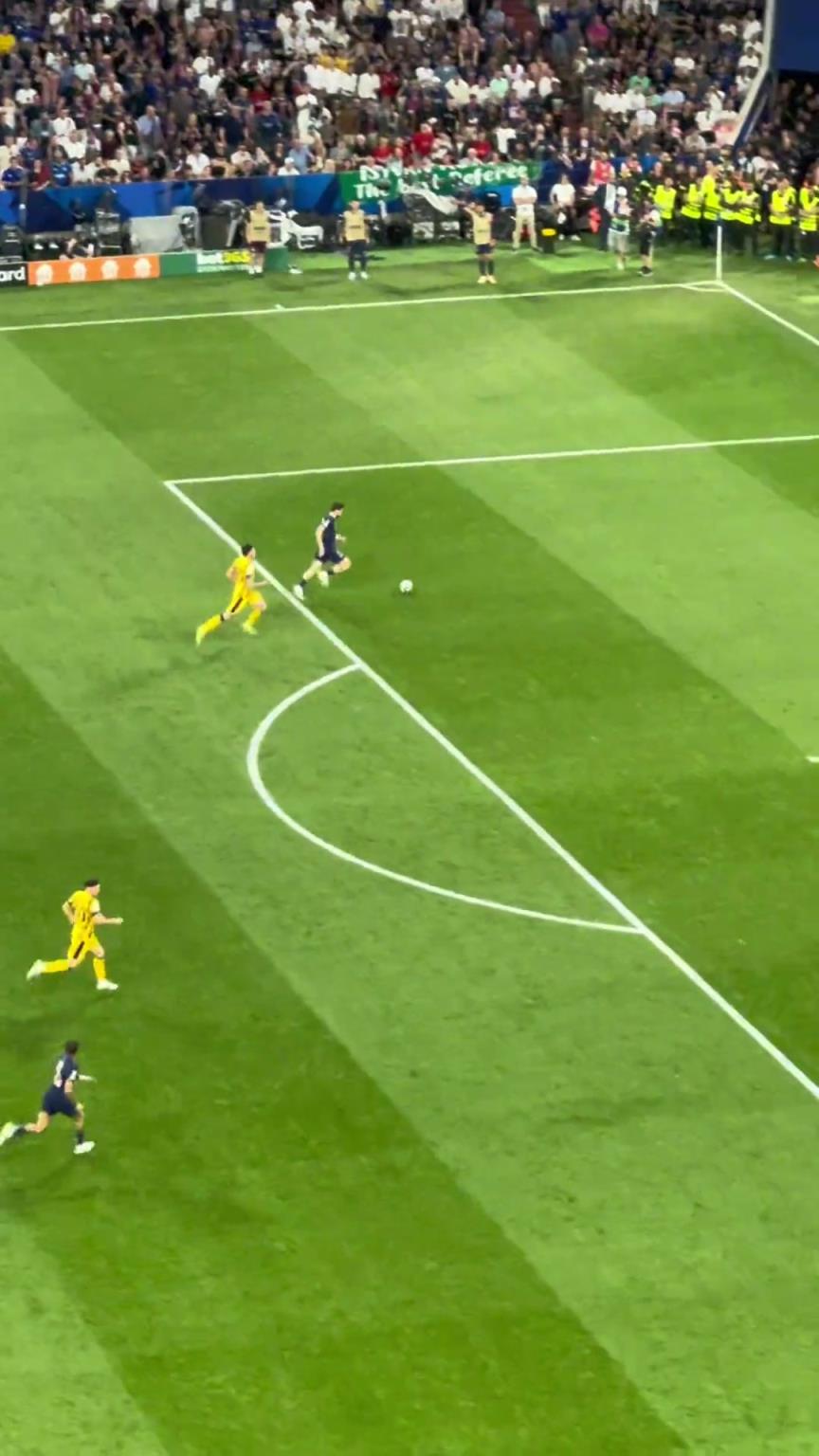 慘??巴黎4-0領(lǐng)先時,部分國米球迷開始退場了…