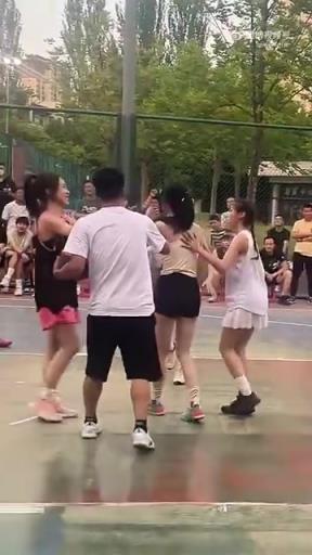 不是哥們!你還真敢給女球友上對抗啊