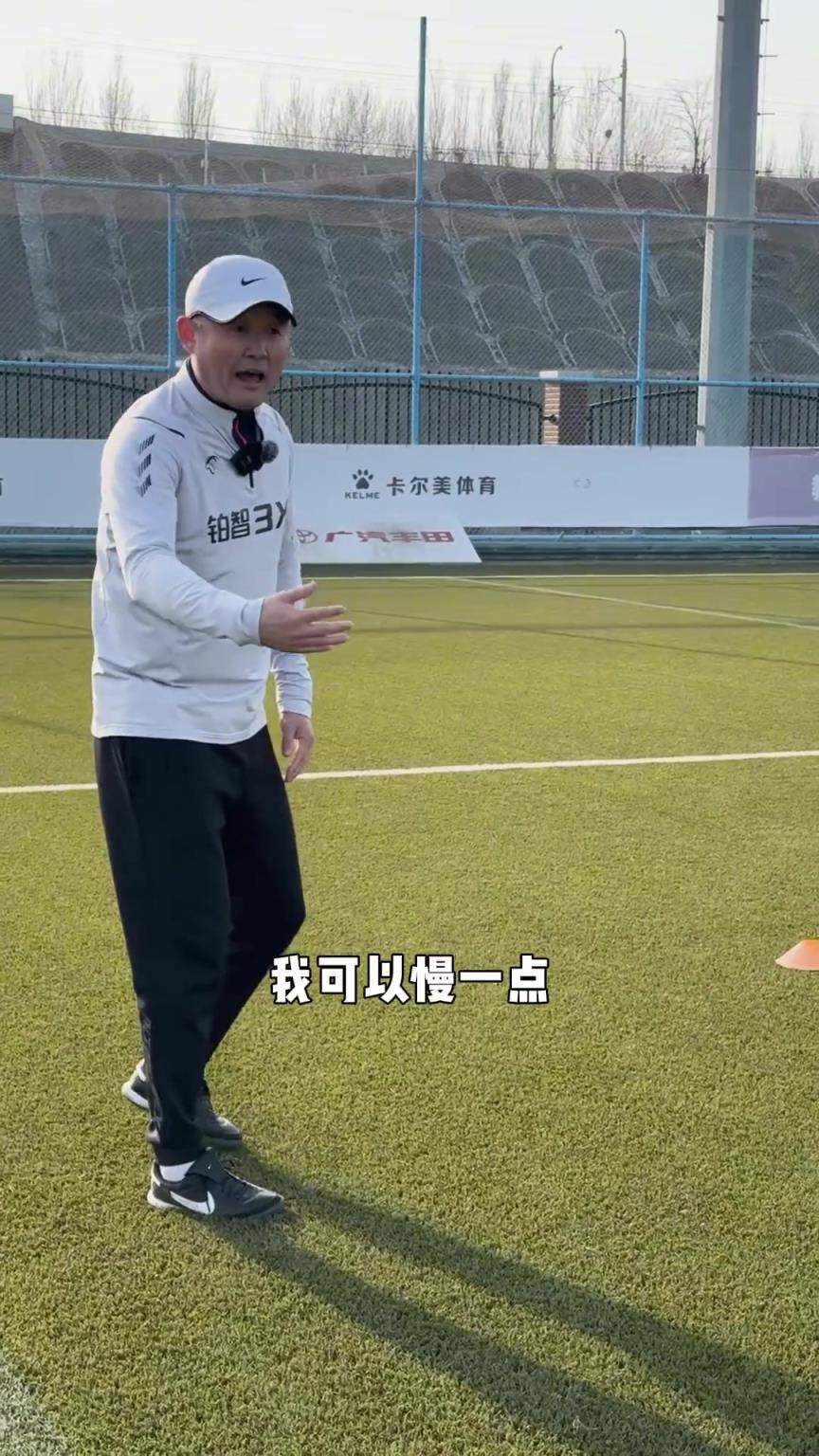 孙继海教小朋友如何进攻：不要一直带带带，可以慢点要有节奏感
