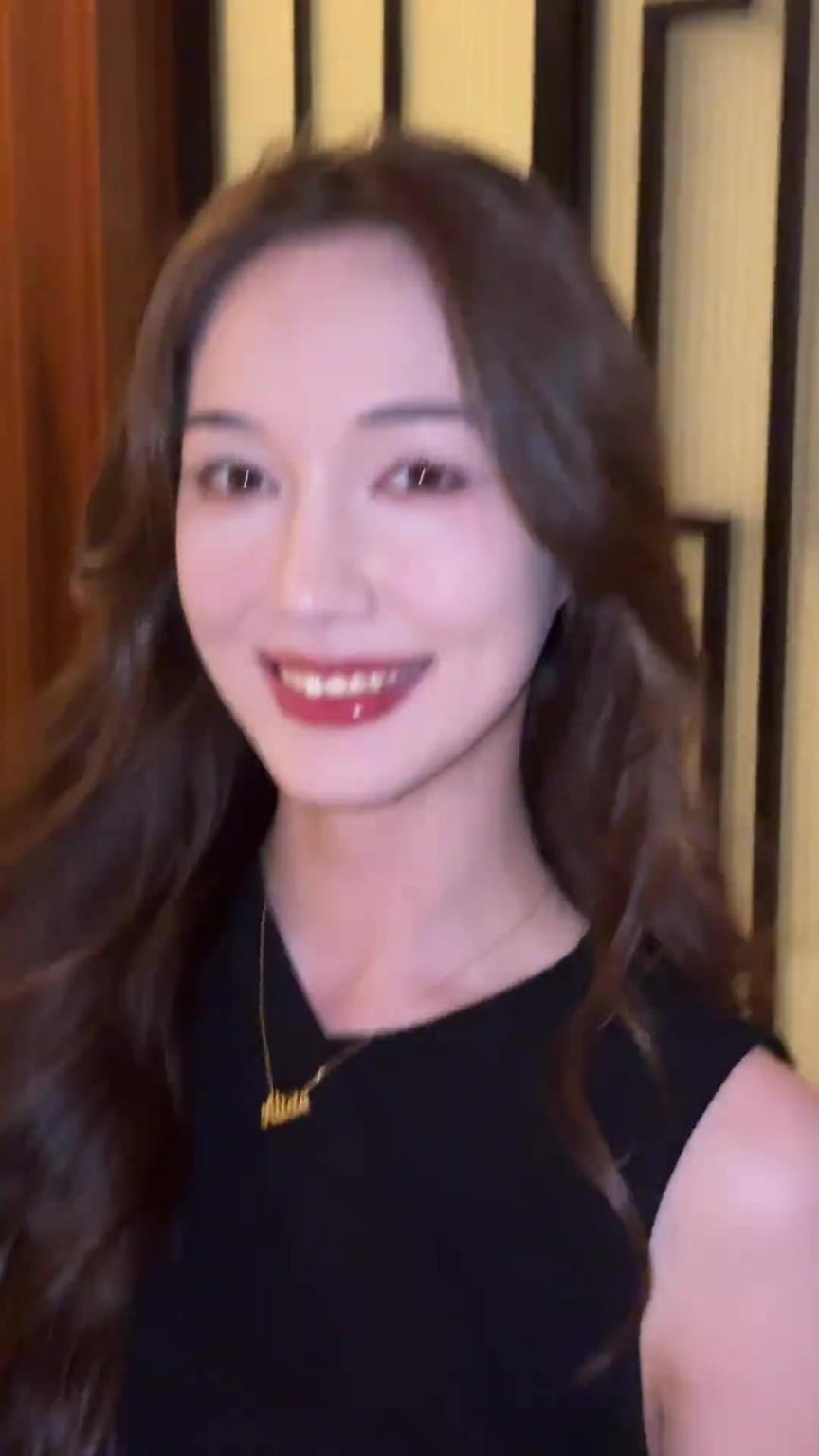 她確實漂亮?。钫衙涎欧迹核R頭下的我~