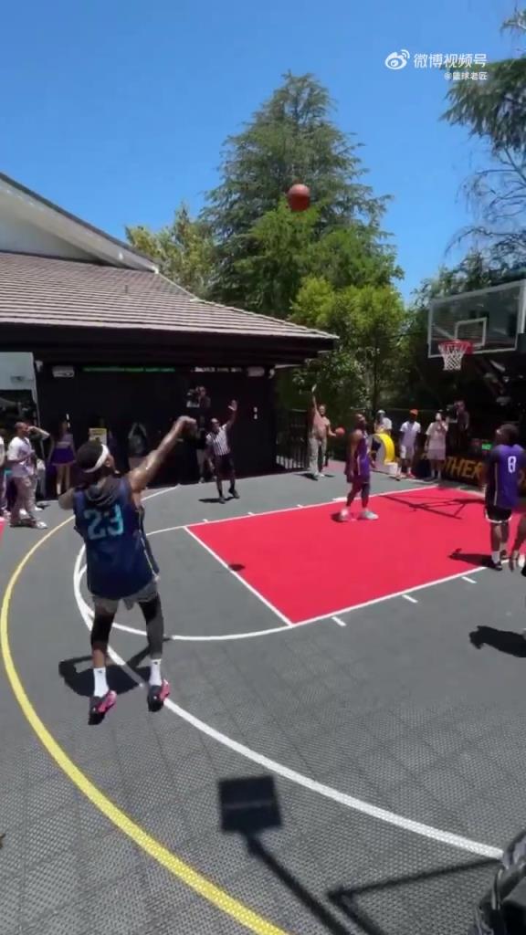 太會整活了！尼克楊打街頭籃球，場邊出現(xiàn)拉塞爾在拍攝的貼紙