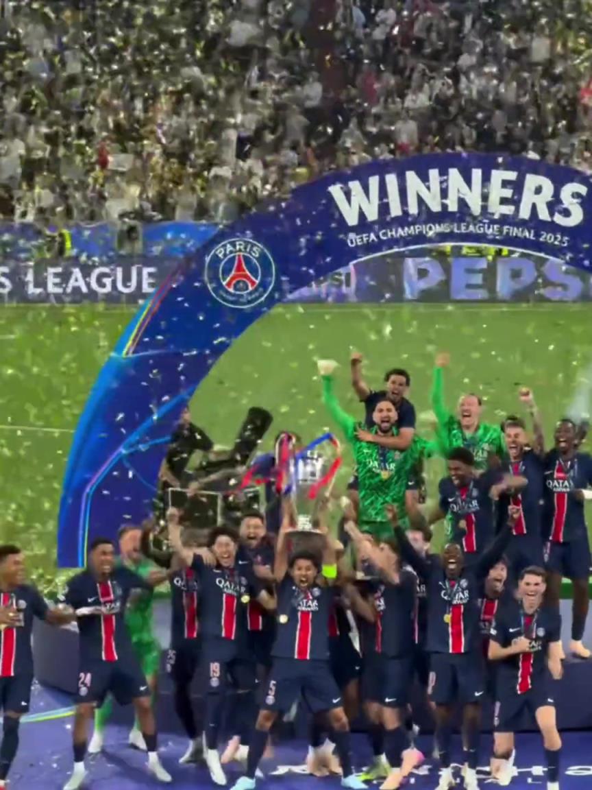 恩里克你咋回事，大伙兒都在捧杯慶祝你這小老頭這么淡定