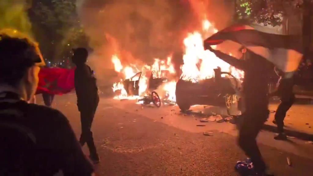 太狂熱了！巴黎球迷街頭慶祝直接燒車