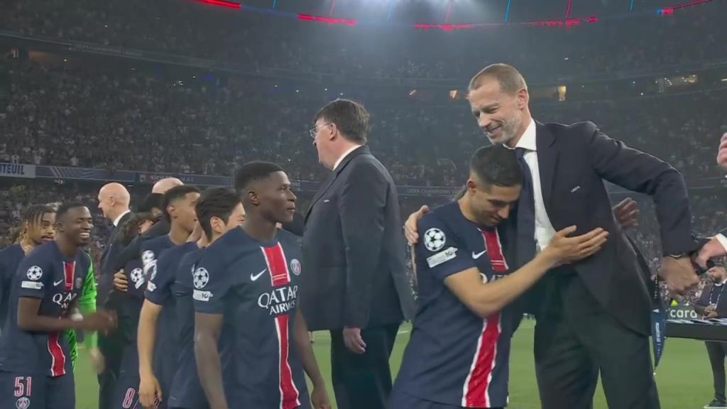 大巴黎首次站上歐洲之巔！歐冠新王巴黎眾將領取冠軍獎牌！