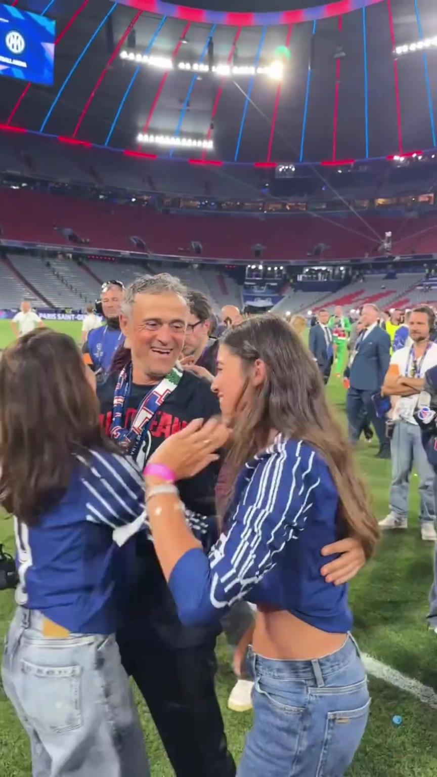 恩里克深情擁抱自己老婆和女兒，女兒都長這么大了呀