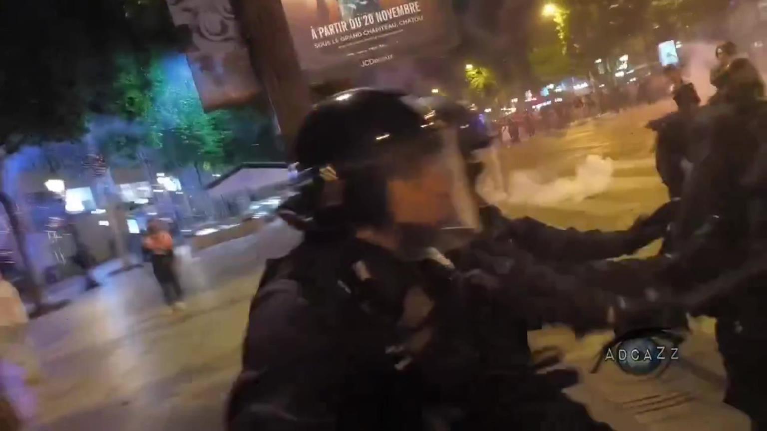 香榭麗舍大街持續(xù)騷亂!巴黎奪冠后,警方遭到煙花和鋪路石的襲擊